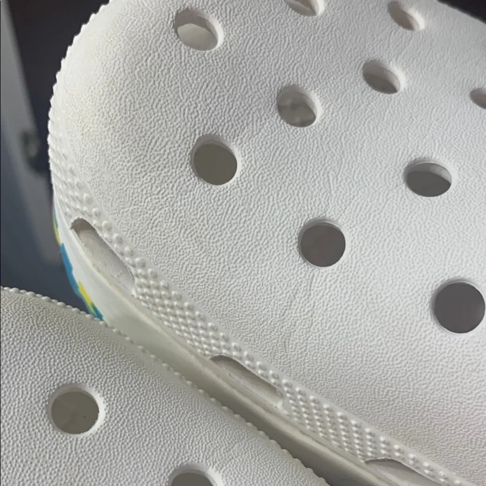 CROCS White and Pink Sandals with Geometric Pattern - Picture 9 of 12